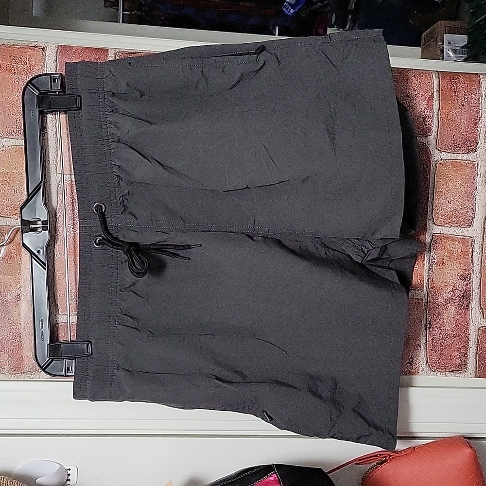 Men's size medium charcoal gray swim trunks. Lined with mesh. Drawstring